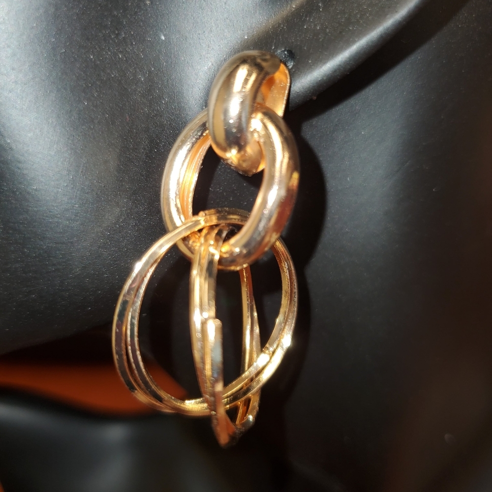 Gold earrings,